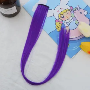 Vue détaillée d'une extension de cheveux violette à clip sur tissu blanc avec joli décor.