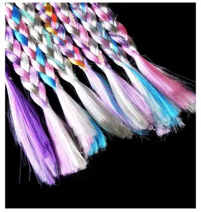 Extensions de cheveux tressés synthétiques colorés gros plan détail pour coiffure enfant.