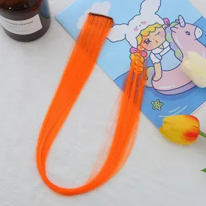 Mèche d'extension de cheveux synthétiques orange, détail de longue mèche vibrante.