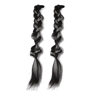 Vue détaillée en gros plan des extensions de cheveux tressées ombrées noir et gris.