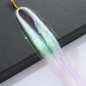 Vue détaillée de tinsel capillaire holographique coloré, extensions scintillantes pour coiffure.