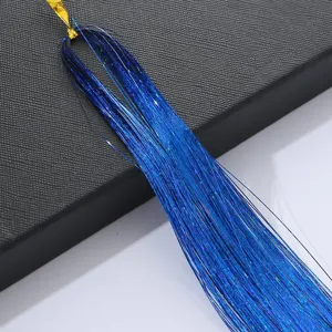Vue détaillée de guirlande de cheveux bleue, mèche synthétique brillante pour le tressage.