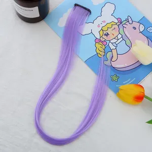 Extension de cheveux violette à clip mèche colorée naturelle pour coiffure tendance.