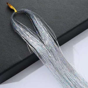 Détail de guirlande de cheveux argentée holographique brillante, parfaite pour la fête.