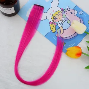 Extension de cheveux rose vif à clip, mèche de coloris tendance pour coiffure féminine.