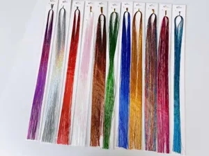 Détail d'extension de cheveux tinsel laser coloré, mèches pailletées brillantes.