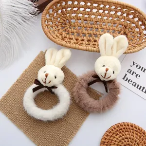 Vue détaillée des élastiques à cheveux lapin peluche mignons, matière douce et duveteuse pour style.