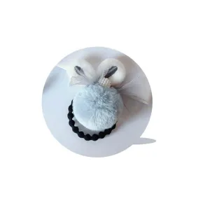Joli élastique à cheveux pelucheux pour fille avec pompon gris et élégant nœud en tulle.