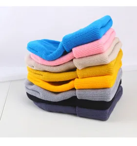Dettagli di berretti in maglia colorata, cuffie calde in lana impilate per inverno e freddo.