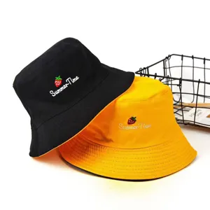 Chapeau bob réversible en coton avec jolie broderie de fraise et protection solaire.