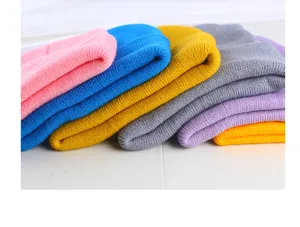 Berretti in maglia colorati per inverno, cappelli di lana caldi da uomo e donna design semplice.