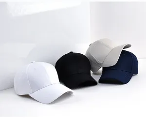 Detalle de gorras de béisbol lisas en blanco, negro, gris y azul marino para uso diario.