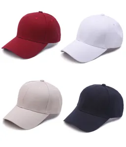 Vista en detalle que muestra cuatro variantes de color de gorras de beisbol lisas.