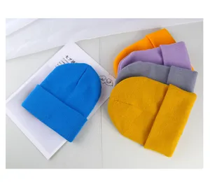Vista dettagliata di berretti in maglia colorati, classici cappelli invernali caldi per uomo e donna.