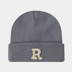 Bonnet en tricot gris classique avec un patch brodé beige lettre R pour femmes et hommes.