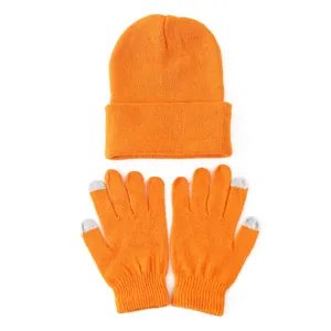 Gedetailleerd overzicht van feloranje gebreide muts en touchscreen handschoenen set.