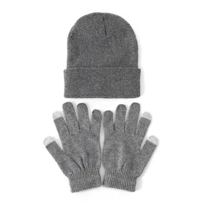 Grijs gebreide muts en touchscreen handschoenen detail met fijne textuur en warme stof.