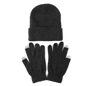 Close-up detailshot van zwarte gebreide muts en touchscreen handschoenen, warme winterkleding.
