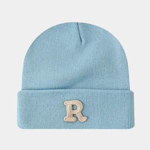 Bonnet en tricot bleu clair chaud d'hiver avec lettre R brodée sur le revers principal