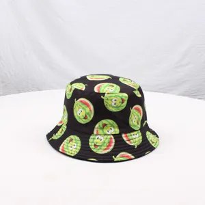 Vista di dettaglio del cappello da pesca nero con motivo di anguria cartone animato e protezione.