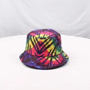 Vista dettagliata del cappello da pescatore tie dye colorato con stampa 3D estiva.