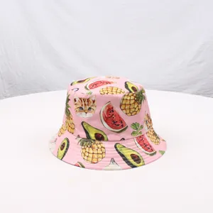 Cappello rosa con stampa gatto e frutta per protezione solare estiva e uso quotidiano.