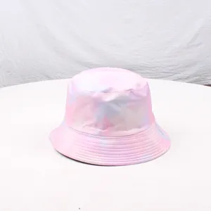Vista di dettaglio del cappello da pescatore tie-dye in morbido cotone rosa e blu.