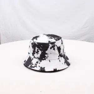 Vista dettagliata di un elegante cappello da pescatore tie-dye nero e bianco per l'estate.