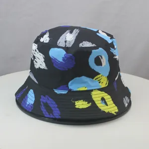 Vue détaillée du chapeau bob à imprimé abstrait avec un design noir et bleu élégant.