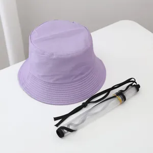 Cappello da pescatore viola con visiera protettiva trasparente rimovibile e cinghie.