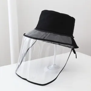 Primo piano di un cappello da pescatore nero con visiera protettiva trasparente antipioggia.