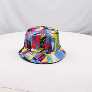 Detailansicht eines bunten geometrisch bedruckten Bucket Hats im Retro-Stil für Damen.