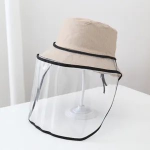 Cappello protettivo multifunzionale con visiera trasparente, design antivento e anti-goccia.