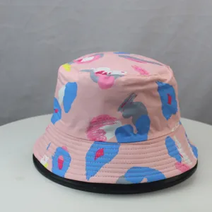 Detail de chapeau bob rose imprime abstrait avec des touches de pinceau colorees et large bord.
