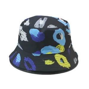 Chapeau bob noir élégant pour femme avec imprimé coloré, large bord, protection solaire.