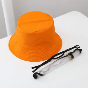 Arancione cappello da pesca protettivo con visiera trasparente, dettaglio antivento.