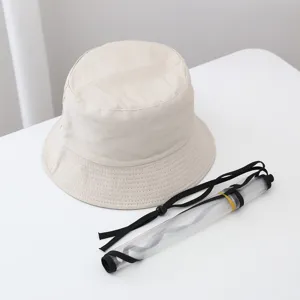 Vista dettaglio cappello da pescatore antispruzzo con visiera trasparente e cinturino regolabile.