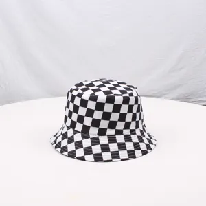 Cappello a secchiello a quadri bianco e nero, cappello da sole casual per esterni dettaglio.
