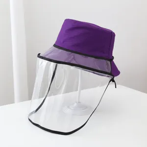 Cappello da pescatore protettivo viola con visiera trasparente, dettaglio cappello anti-goccia.