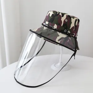 Visiera protettiva trasparente rimovibile con cappello mimetico per la protezione all'aperto.