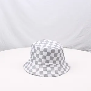 Cappello da pescatore a scacchi grigio e bianco vista dettagliata, ottima protezione solare.