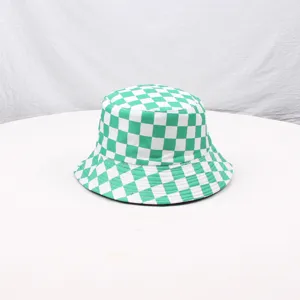 Cappello pescatore quadri vert bianchi per protezione solare esterna abbigliamento dettaglio.