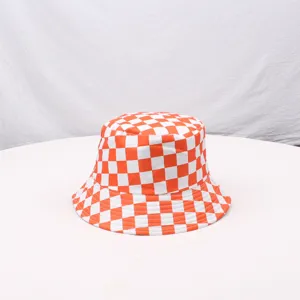 Cappello da pescatore a quadri arancione bianco per protezione solare estiva casual.