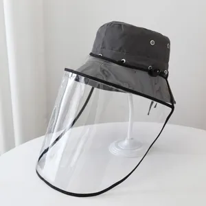 Pratico cappello protettivo da esterno con comoda visiera trasparente rimovibile.