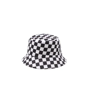 Cappello da pesca a quadri bianco e nero classico per protezione solare e tempo libero.