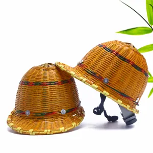 Elmetto di sicurezza artigianale in bambù con piastra in acciaio integrata, cappello protettivo.