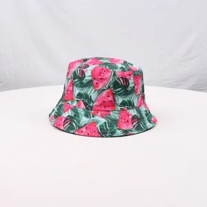 Nahaufnahme des modischen Eimerhutes mit Wassermelonen- und Tropenblatt-Muster, breite Krempe.