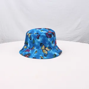 Nahaufnahme des blauen Fischerhuts mit bunten Schmetterlingen, lässiger Sonnenschutz im Sommer.