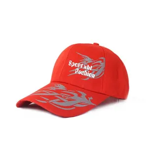 Rode honkbalpet met lange klep en grijze grafische print, casual outdoor zonnehoed.