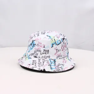 Vue détaillée de la texture du bob blanc tendance avec impression de motif graffiti.